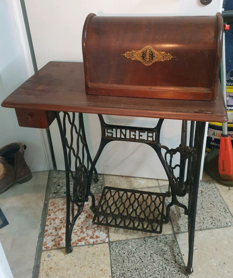 Singer Nähmaschine antik mit Tisch und Schublade in Hof (Saale)