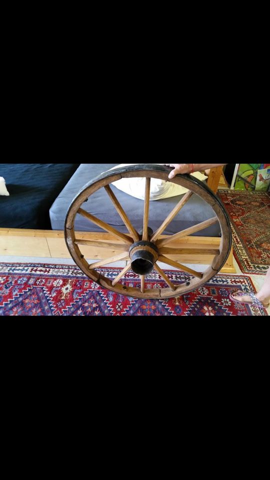 Antikes Wagenrad, Durchmesser 95 cm in Großmehring