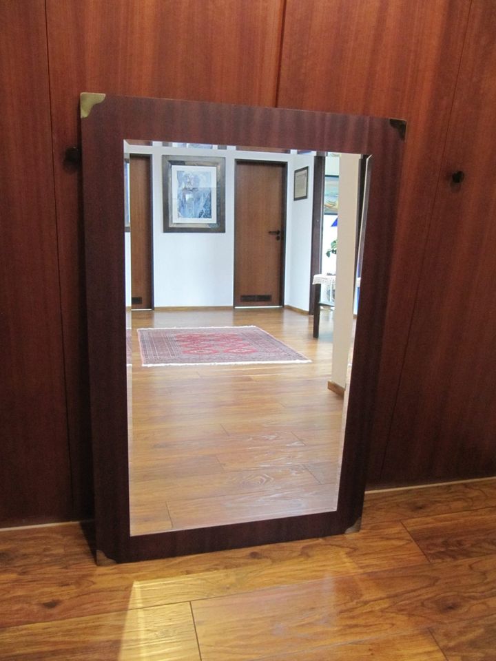 Spiegel mit geschliffener Kante auf Holzplatte in Langenhagen