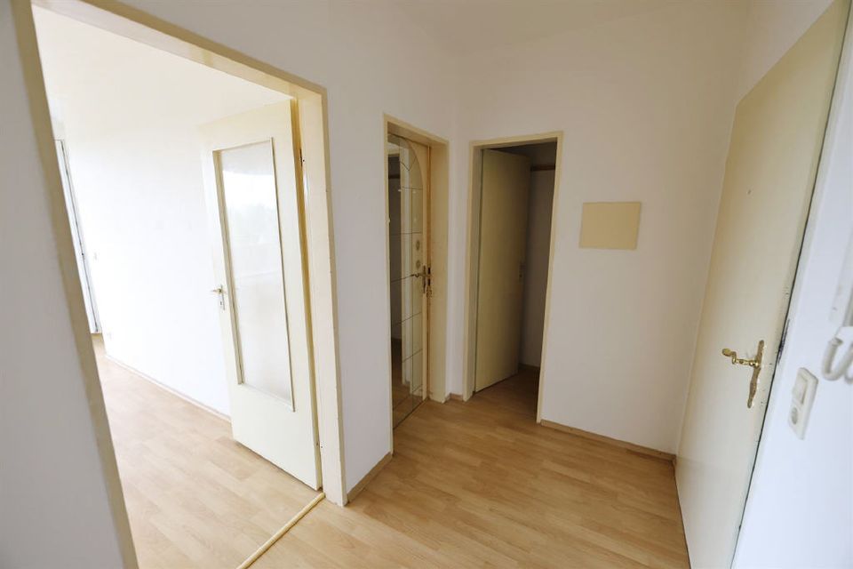 == Apartment-Wohnung am Detmolder Stadtrand wartet auf Renovierung == in Detmold