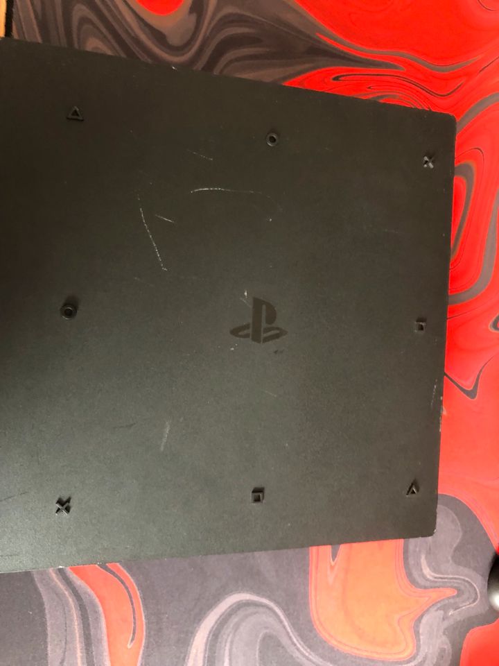 PS4 PRO 1TB + CONTROLLER+ LADESTATION in Augsburg