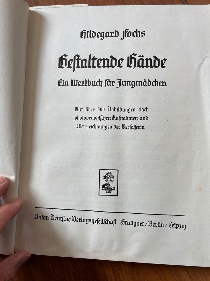 Buch antik gestaltende Hände Basteln Werken Mädchen Kita Schule in Meißen