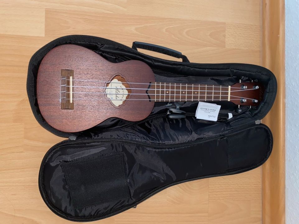 Aleho Ukulele mit Tasche und Stimmgerät in Gehrden