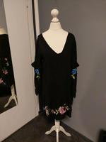 Sommerkleid mit Stickerei 36 Hessen - Rodgau Vorschau
