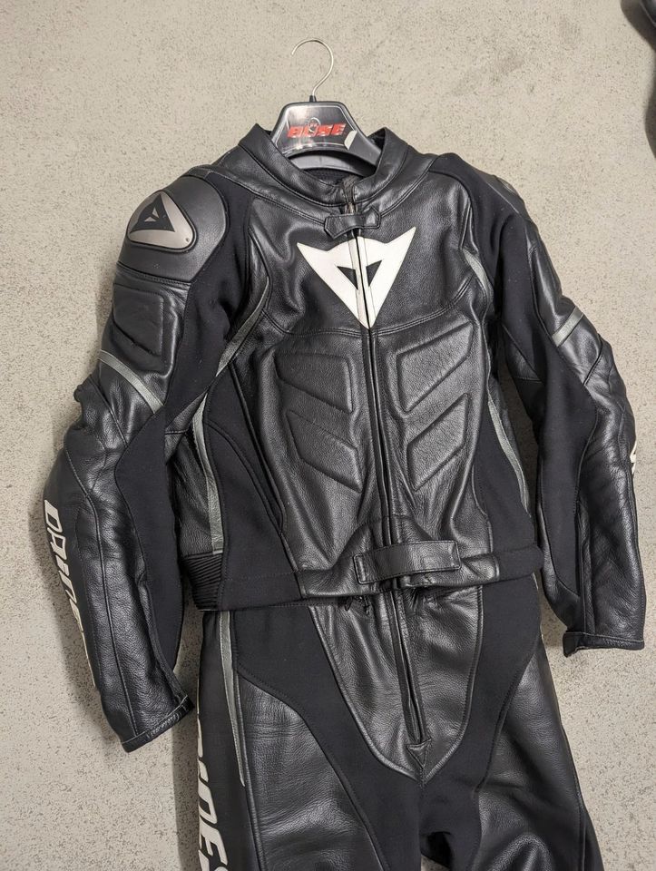 Dainese Lederkombi Avro D1 2 Teiler schwarz / weiß / grau 98 in Aachen