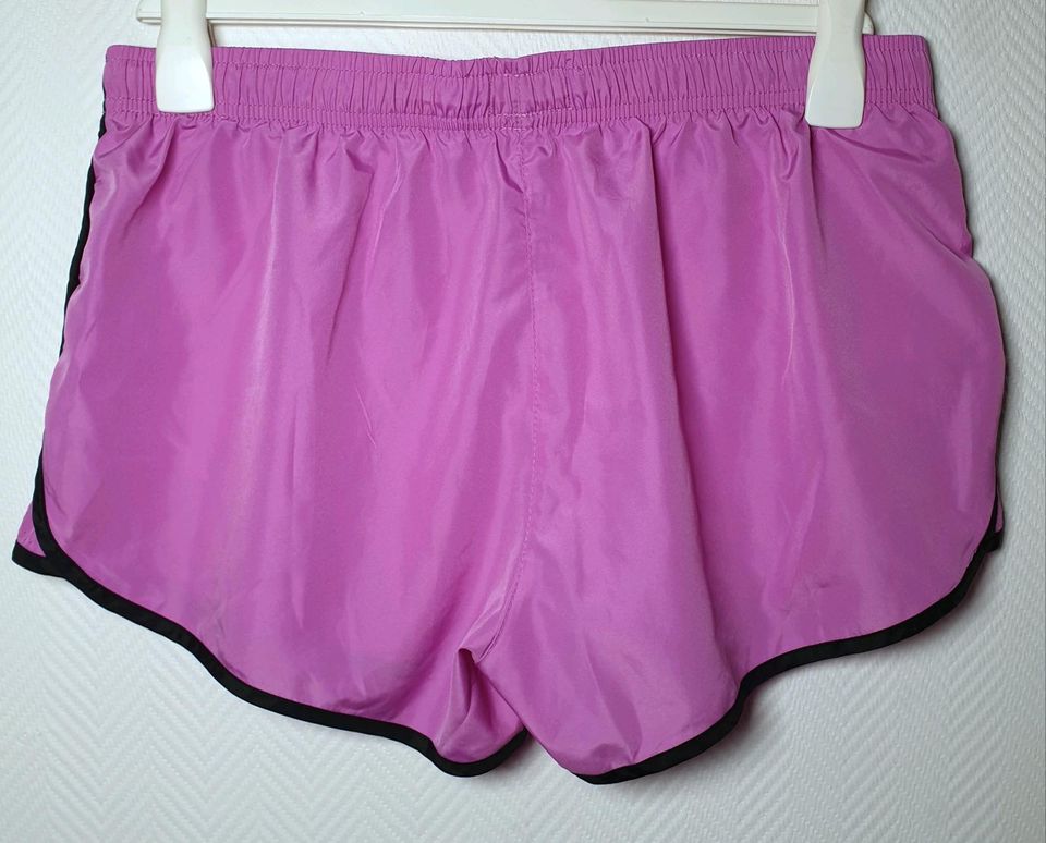 Workout Shorts Gr. 42 in lila/ pink / schwarz mit Reflektoren in Homburg