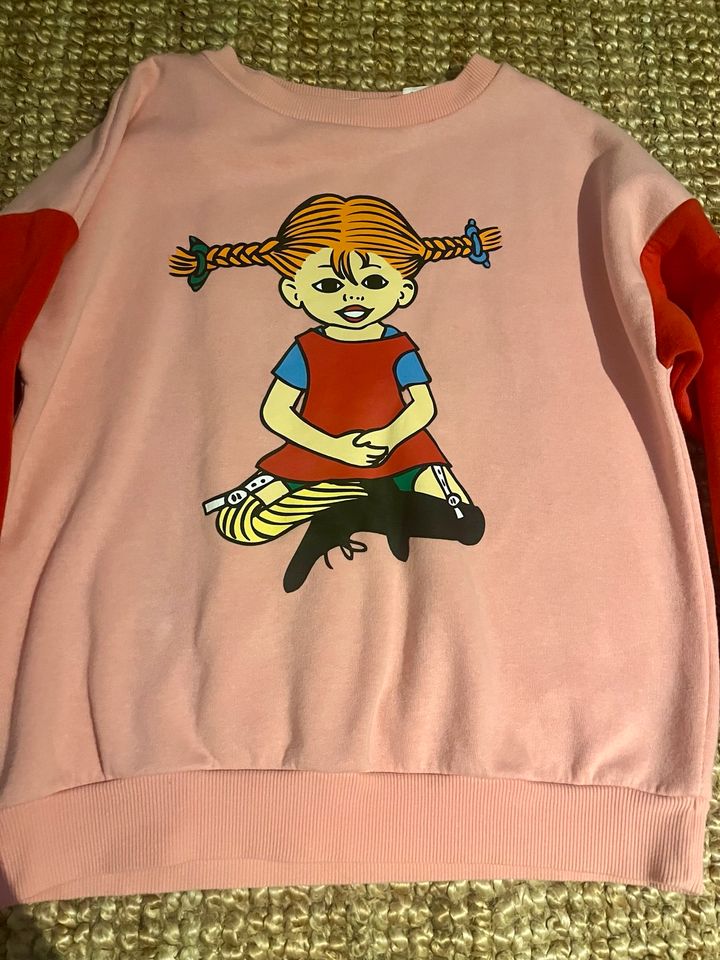 Rosaroter Pullover mit Pippi Langstrumpf Motiv in Hamburg