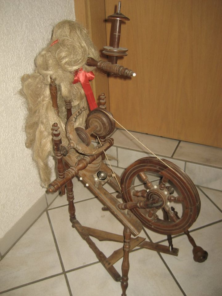 altes Spinnrad 50er Jahre, 60 cm x 35 cm, Höhe 84 cm in Birkenheide