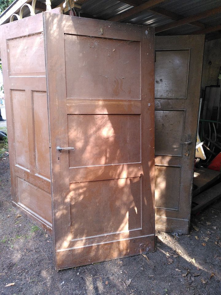 100 Jahre alte Zimmertüren in Lage