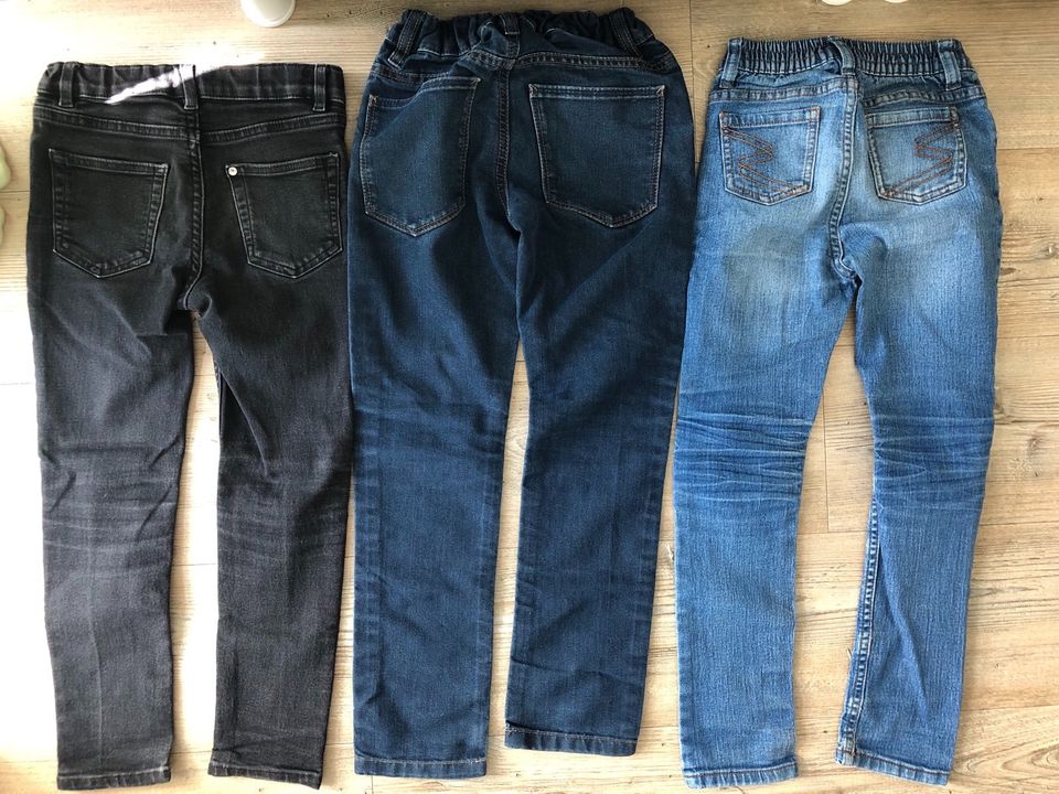 3 Jeans Hosen Gr. 122/128 blau schwarz in Schwanewede