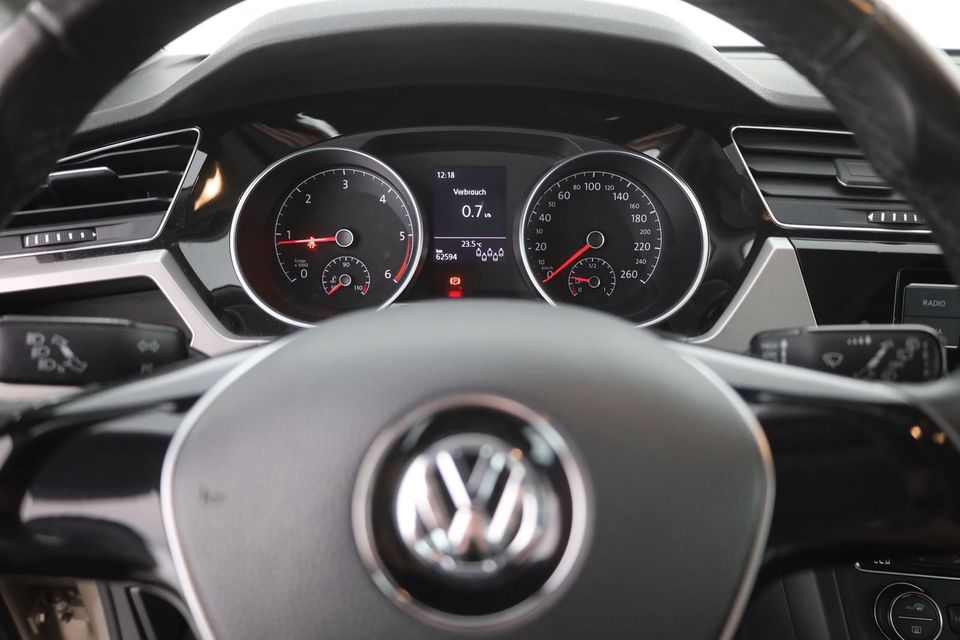 Volkswagen Touran 1.6 TDI ACC AHK 7-Sitzer in Brehna