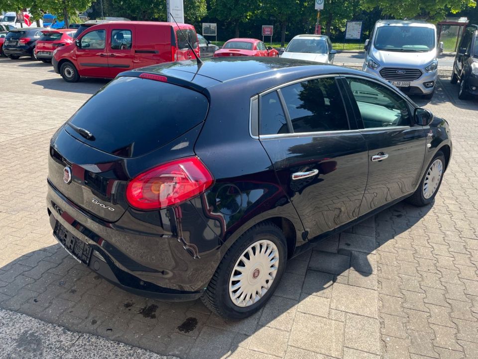 Fiat Bravo 1.6 16V JTD Multijet 8-fach bereift Leder in Weidhausen