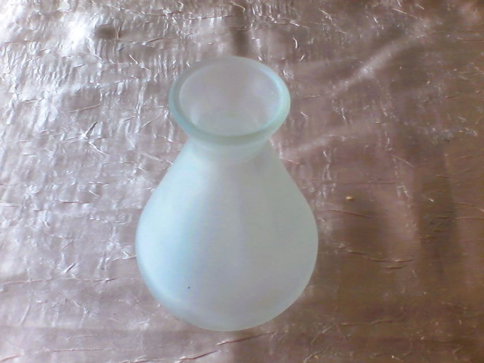 sehr schöne Vase aus Glas – die kleine Vase ist Markenlos – die B in Adlkofen