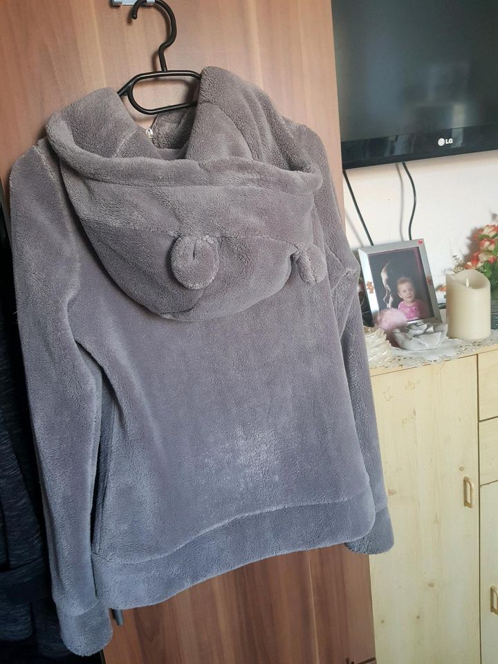 Damen Jacke mit Kapuze 3€ Festpreis ist nicht verhandelbar in Cottbus