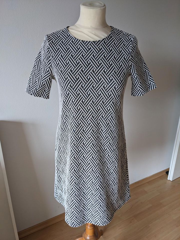 Kurzes T-Shirt-Kleid grau cremeweiß Ethno Muster Boho in München