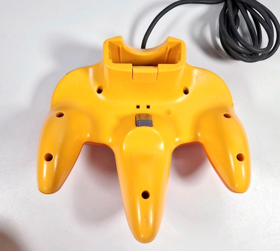 Original Nintendo 64 Konsole Pikachu Special Edition Japan Import in Frankfurt am Main