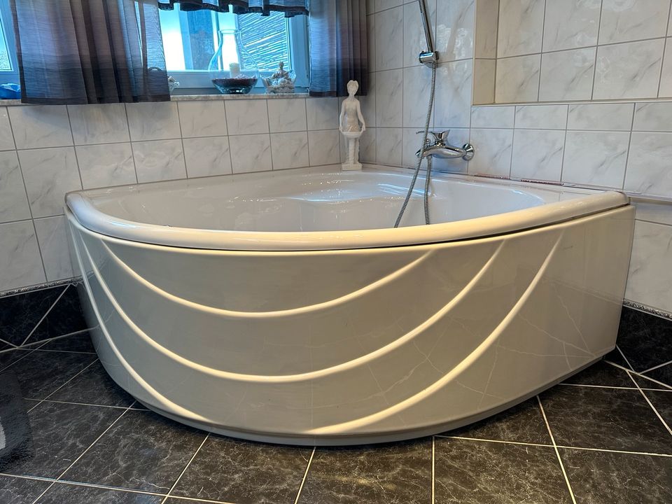 Badewanne Jacuzzi Wanne Indoor Badezimmer Ecke Whirlpool in Albstadt