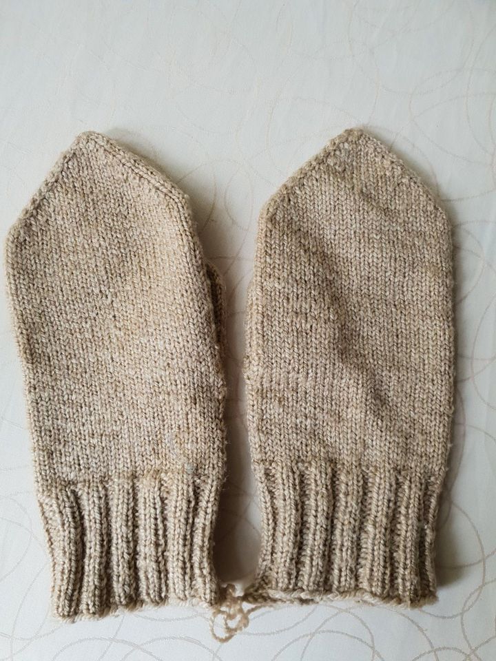 Selbstgestrickte Handschuhe / Handschuhe unterschiedliche Größen in Dresden