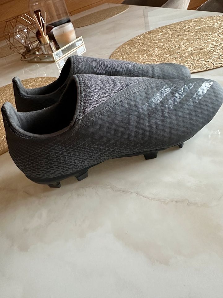 Adidas Fudsball Schuhe in Usingen