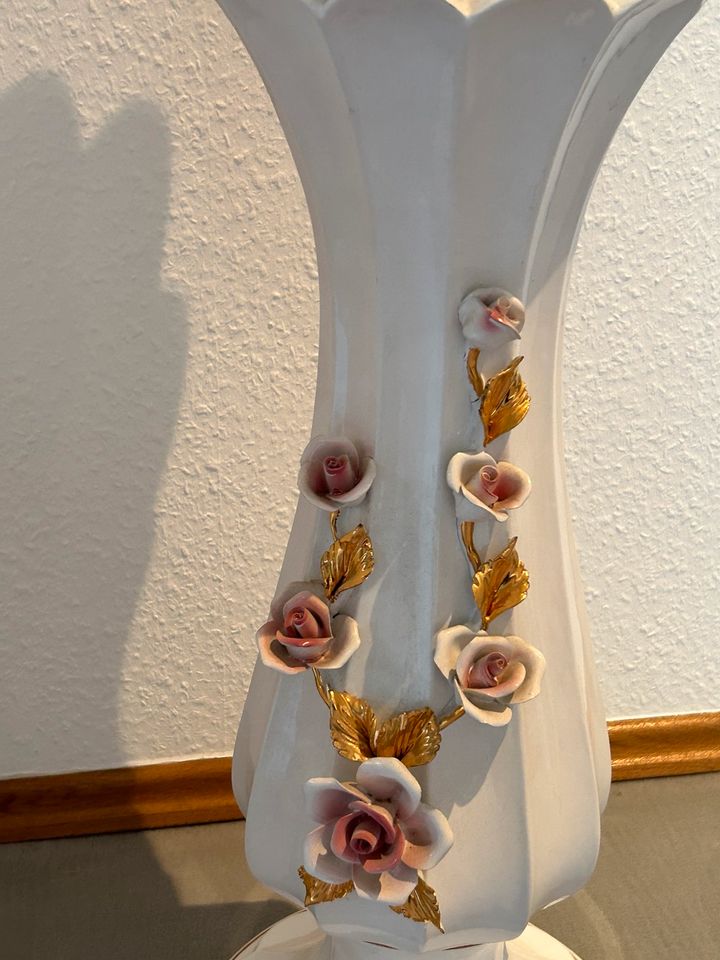Blumentopf auf einer Säule (Porzellan) in Köln