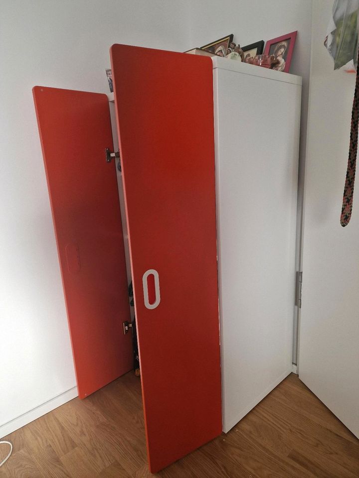 Kinder Kleidung shrank (Ikea) in München