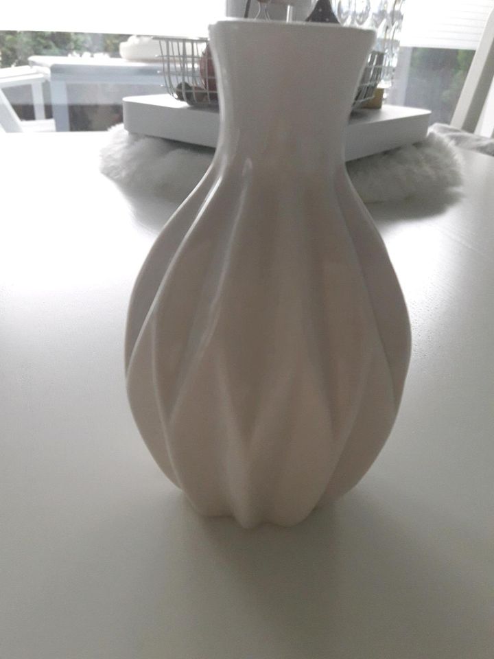 Vase weiß, ca. 14 cm. in Holdorf