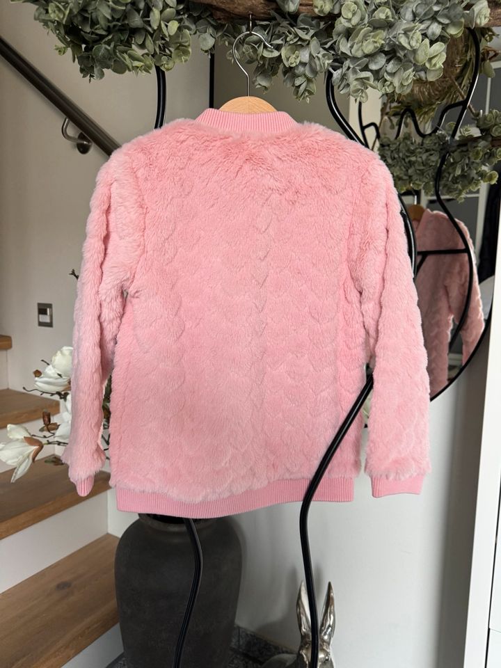 Mädchen C&A Kucheljacke Teddy Rosa neu 110 /116 in Mörfelden-Walldorf