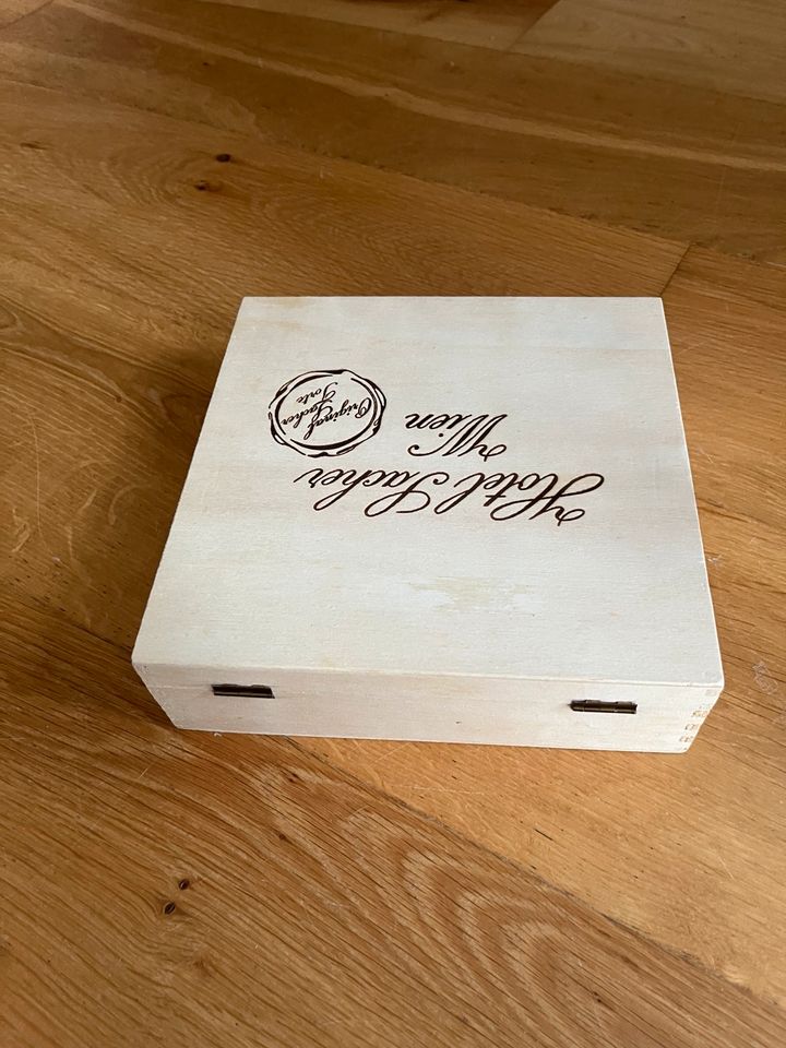 Hotel Sacher Wien Holzkiste Holz Kiste Box Schachtel Schatulle in Göttingen