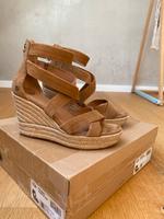 UGG Sandalen Wedges „Raquel“ aus Leder in Gr. 39 Neustadt - Huckelriede Vorschau