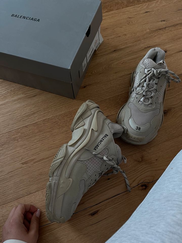 Balenciaga Triple S in Sundern (Sauerland)