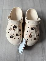 Neue crocs iconic comfort Gr 38/39 mit 9 jibbitz Anhänger Nordrhein-Westfalen - Willich Vorschau