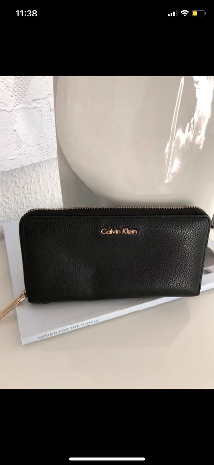 Calvin Klein Geldbörse Portemonnaie schwarz Gold Logo in Oldendorf (Holstein)