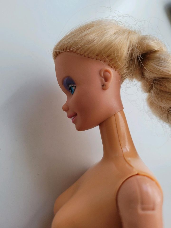 Retro Barbie mit schönem Augen Make-up in Berlin