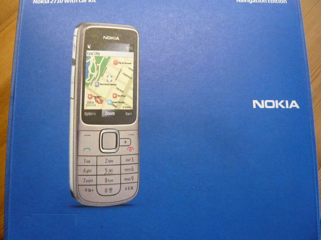 Nokia 2710 mit car Kit in Uhingen