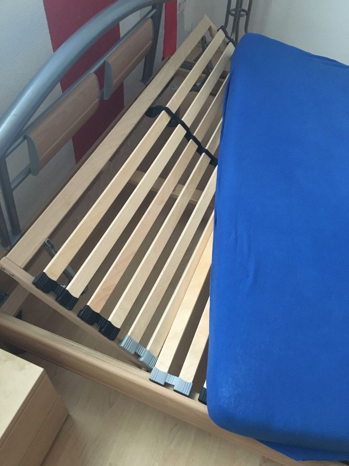 Bett mit verstellbarem Lattenrost mit Matratze in Unterschneidheim