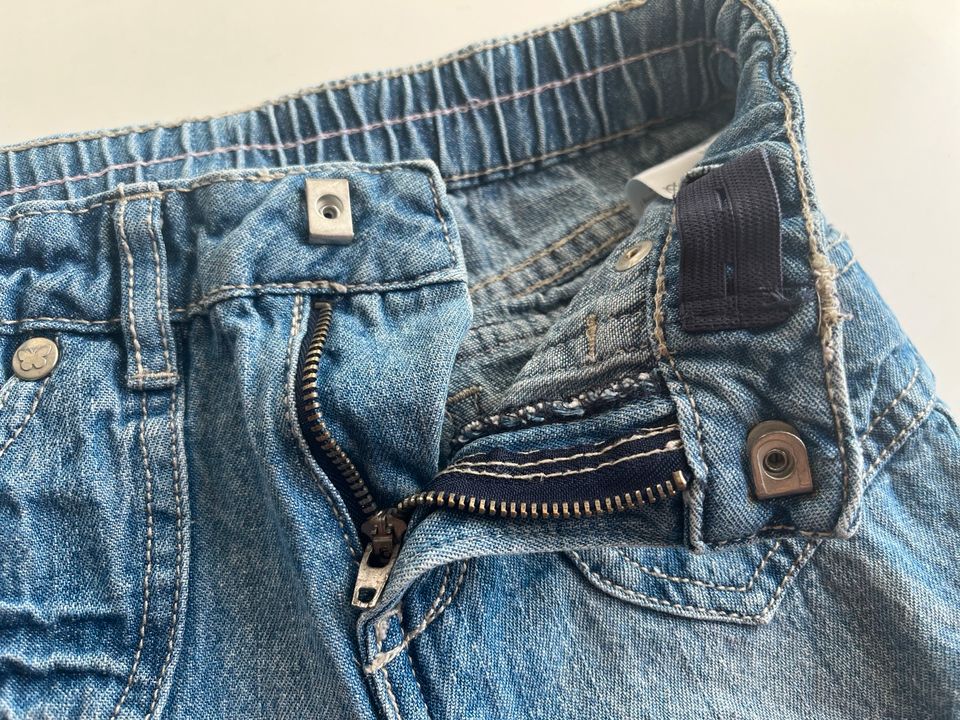 Kurze Jeans / kurze Hose / Shorts Gr. 110 in Bernsdorf b Hohenstein-Ernstthal