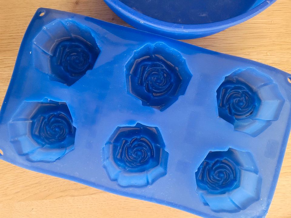 Pavoni Silikonbackform Rosen Muffins & Kuchenform blau rund 23 cm in Jüchen