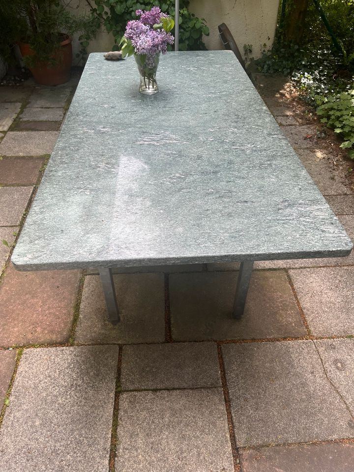 Esstisch aus Granit in München