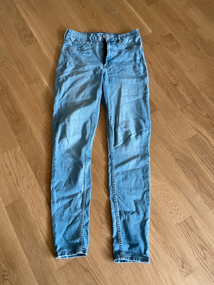 Jeans von H&M in Gr. 36 - High Waist/ Curvy in Ravensburg