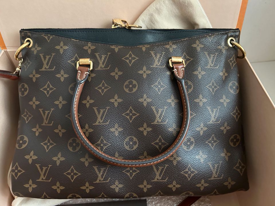 Louis Vuitton Pallas Noir mit Zubehör in Frankfurt am Main