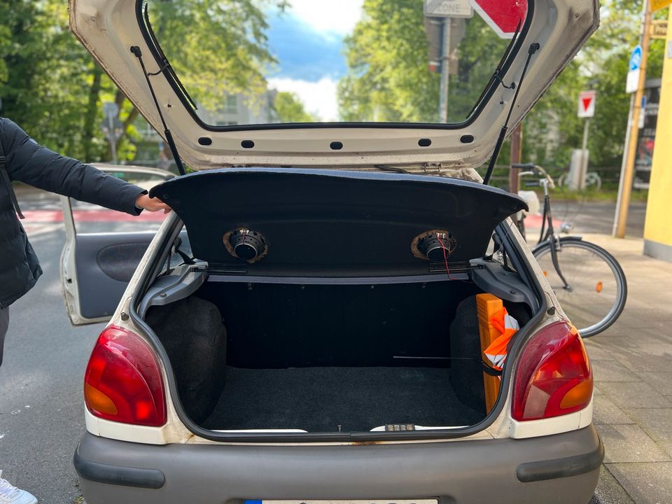 Mazda 121 Sedan (baugleich mit Ford Fiesta) in Düsseldorf