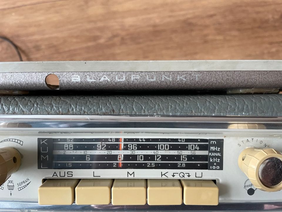 Kofferradio Blaupunkt Derby mit Autohalterung  1961 / 1962 in Heinsberg