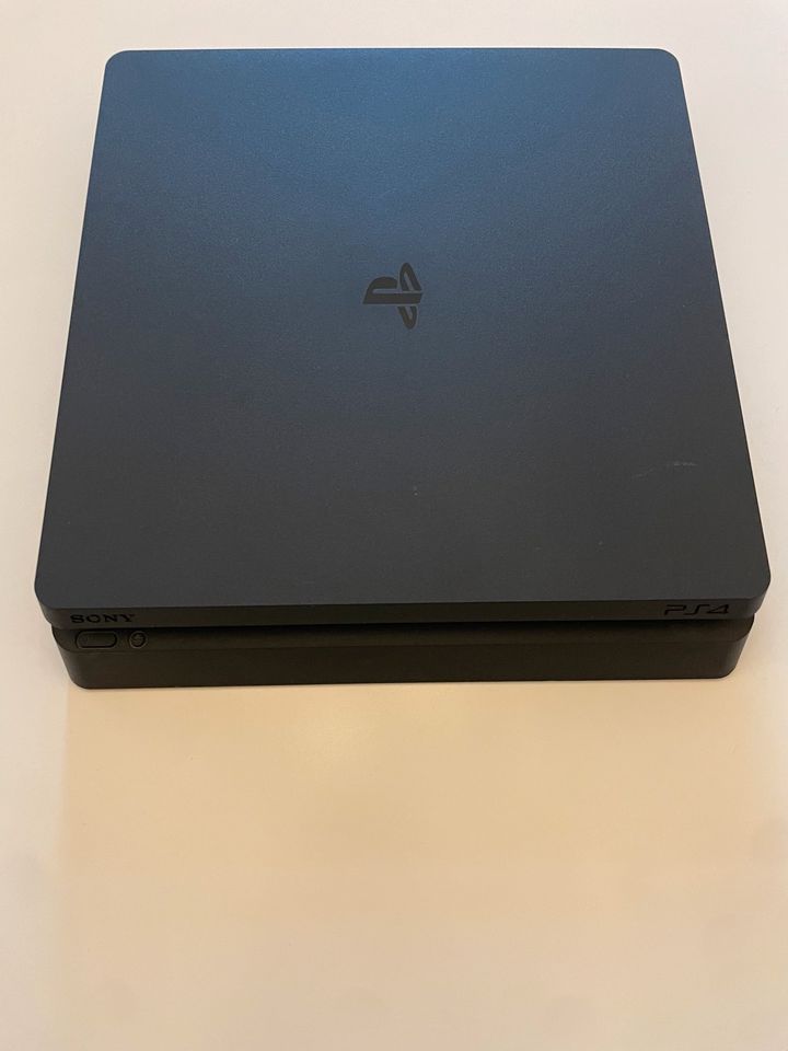 PlayStation 4 slim 1 TB inkl. 2 Controller und 4 Spielen in Hamburg