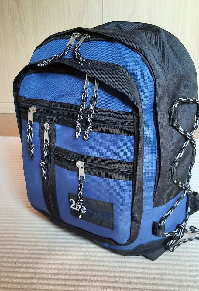 RUCKSACK schwarz mit blauer Front in Wathlingen