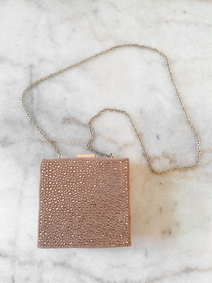 Rosa Samt Box Clutch mit Strasssteinen von Zara mit Goldkette in Würzburg