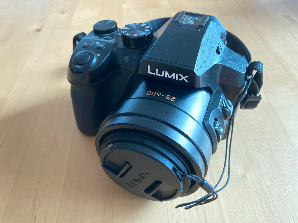 PANASONIC Lumix DMC-FZ330 Kompaktkamera in Weimar (Lahn)