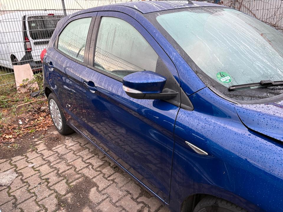 Schlachtfest Ford Ka+ III UK FK 1,2 Ti-VCT YSKD Indic Blau 2017 in Kerpen