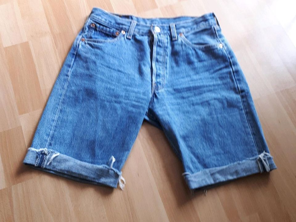 Levi's 501 Herren kurze Jeans Hose Größe W30 in Ahlen