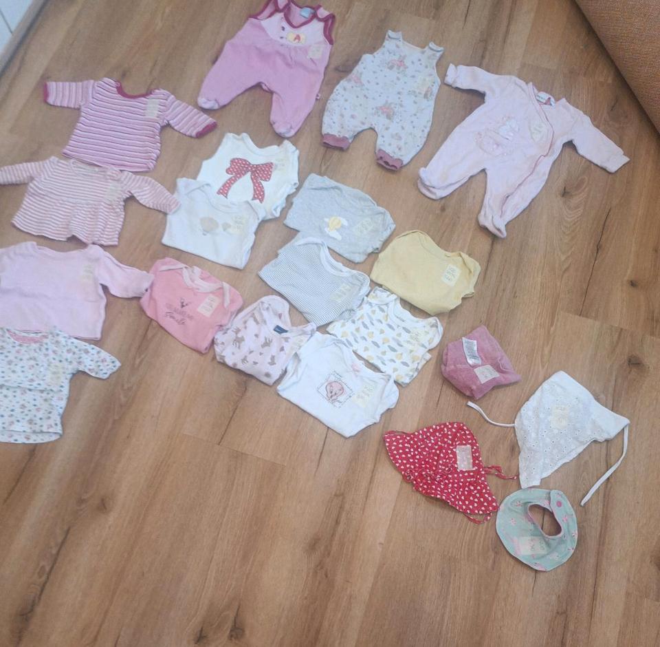 Klamotten Mädchen gebraucht, Größe 50/56, Bodys, Shirt, etc. in Friedeburg