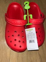 Hausschuhe unisex  Crocs Clogs varsity red 38/39 Berlin - Neukölln Vorschau